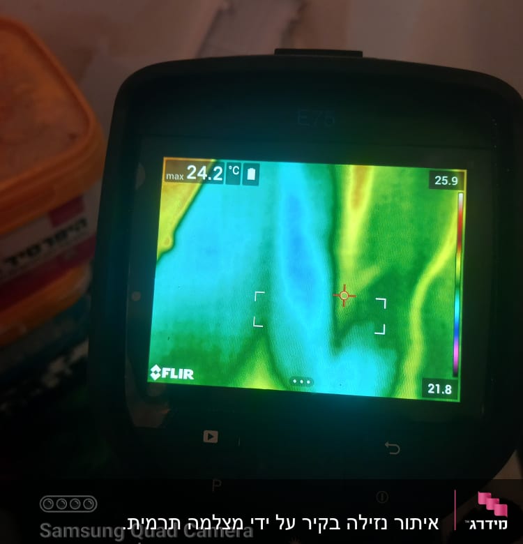 תצוגת מצלמה תרמית עם מדידת טמפרטורה